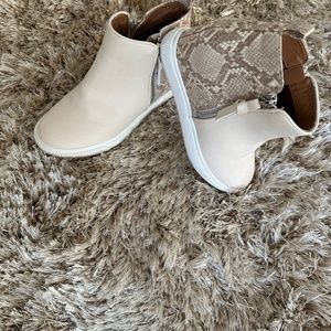 Fashionable heeled sneakers